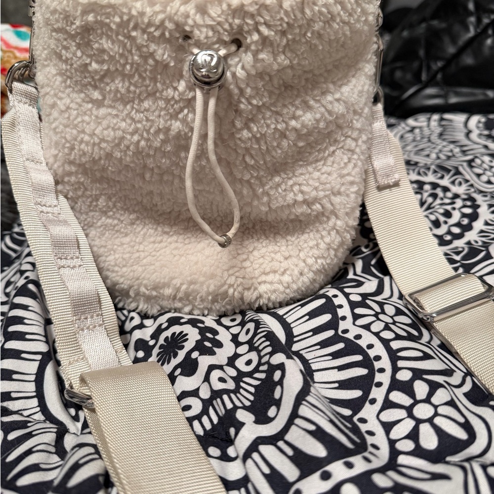 Lululemon Athletica Cream Shoulder Bag - Picture 5 of 6